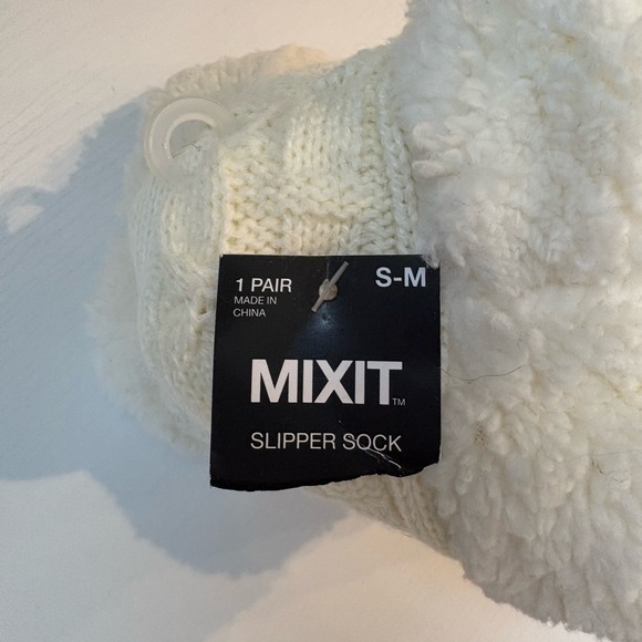 NWT MIXIT women’s ivory knit cozy slip-resistant slipper socks - small/medium - Picture 5 of 7